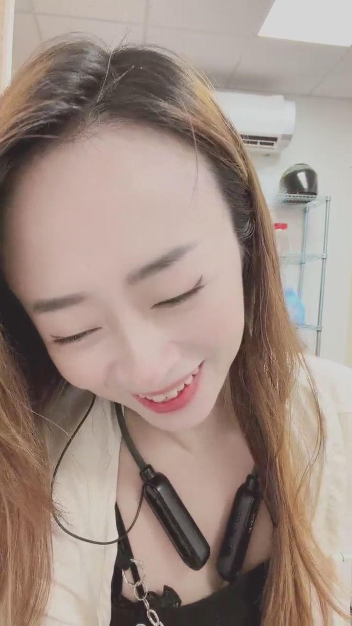  : 看到你的訊息，我忍不住開心地笑了～💕 #甜美笑容 #日常互動 #女友感 #心動