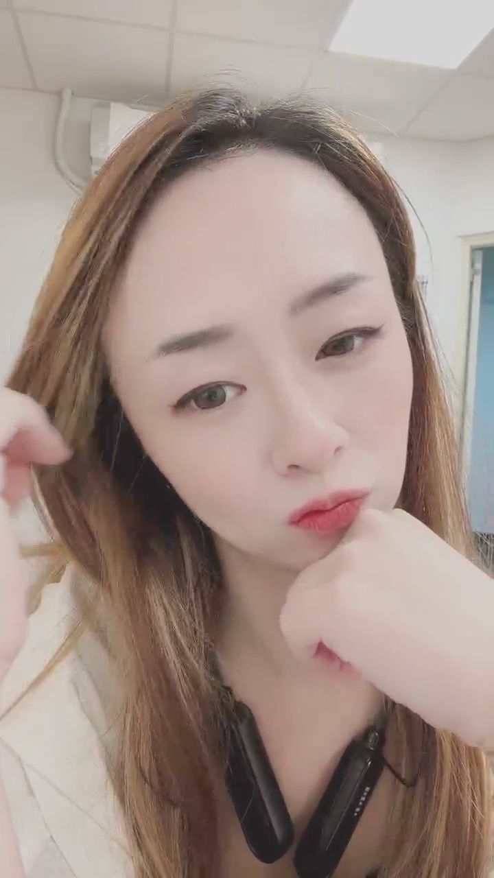  : 輕咬指尖的誘惑，這樣的眼神你抵擋得住嗎？😉 #眼神殺 #性感挑逗 #魅惑女神 #心動瞬間