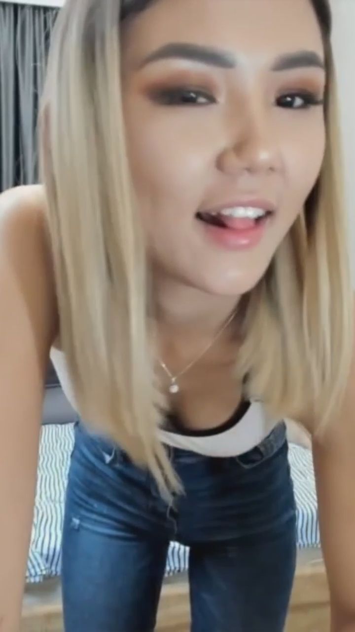  : 緊身造型展現完美曲線，近距離眼神互動讓你無法抗拒！😍 #緊身穿搭 #眼神殺 #性感