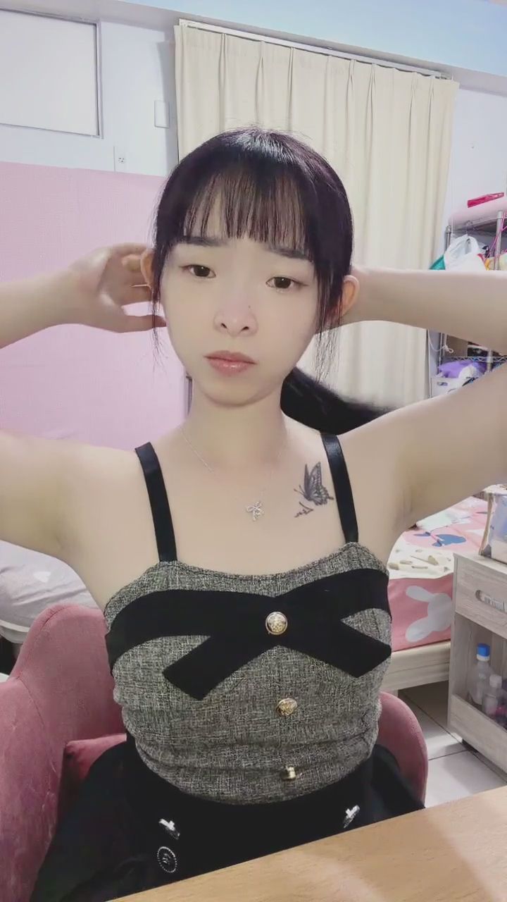  : 慵懶的居家時光，伸個懶腰綁起馬尾的瞬間最自然 🛋️ #慵懶 #居家 #綁頭髮