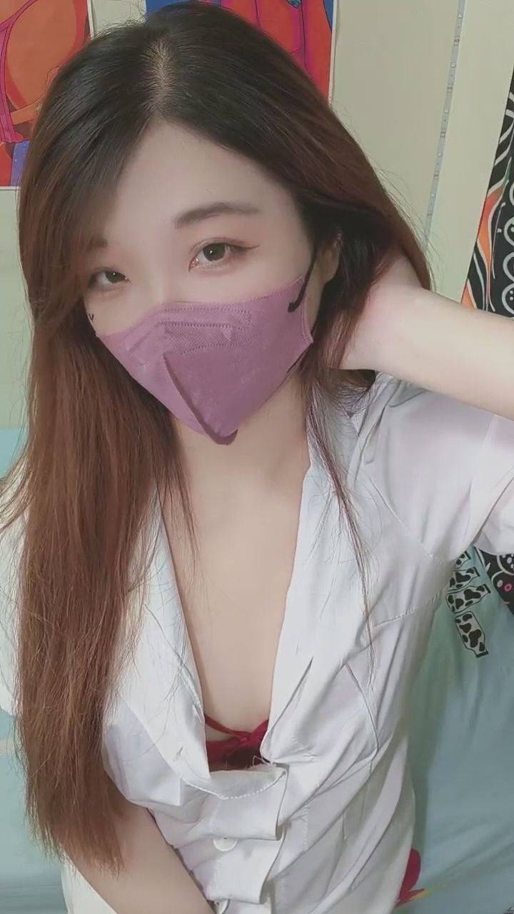  : 稍微靠近一點，讓你看得更清楚喔～❤️ #居家日常 #白襯衫 #微性感 #女神