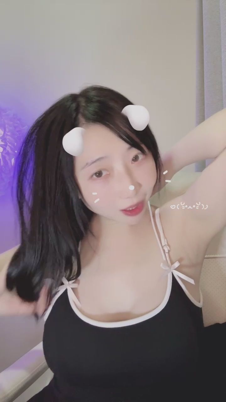 : 伸個懶腰放鬆一下～突然靠這麼近有沒有嚇到你？👀🔥 #微性感 #近距離 #福利