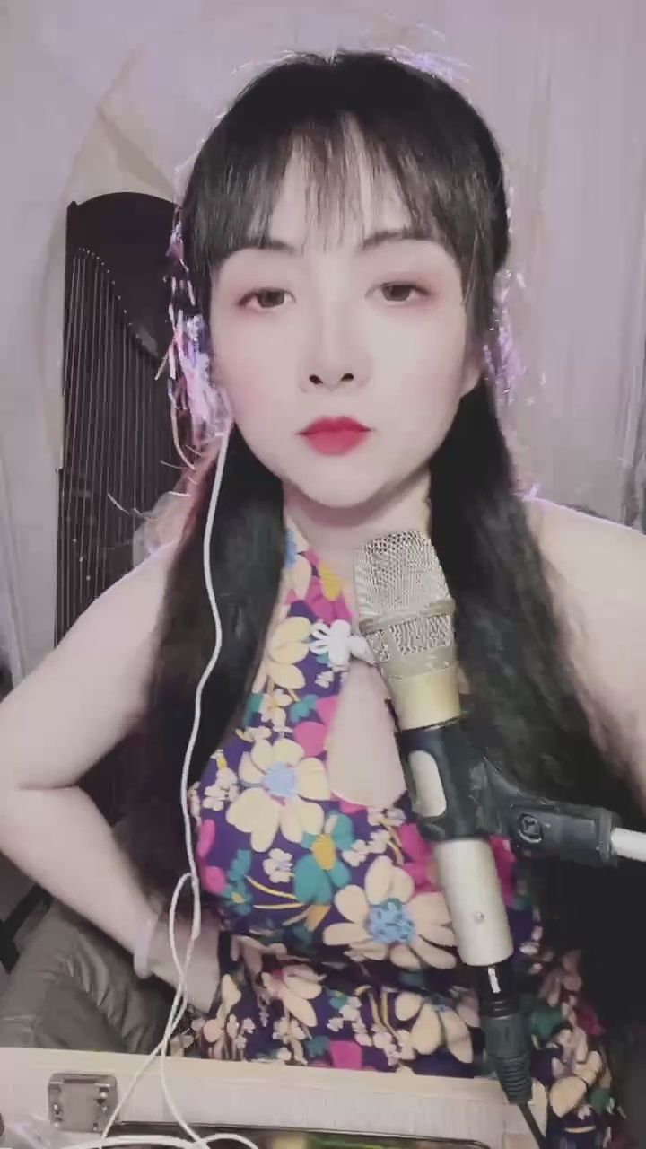  : 今晚的專屬點唱機，只為你一人深情獻唱～🎤✨ 穿上復古旗袍的氣質真的太迷人了！ #氣質女孩 #深情演唱 #旗袍 #女友感 #直播日常