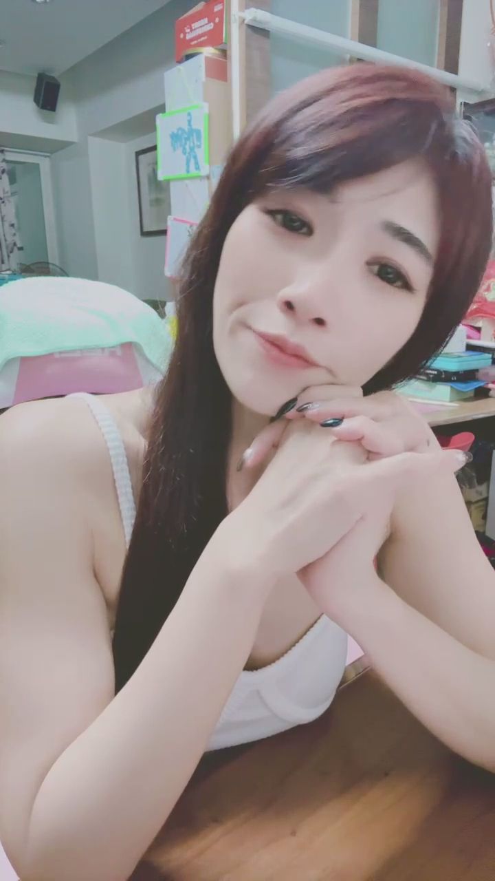  : 靠近一點看～滿滿的互動感讓你捨不得移開目光！✨ #近距離 #甜美日常 #心動瞬間