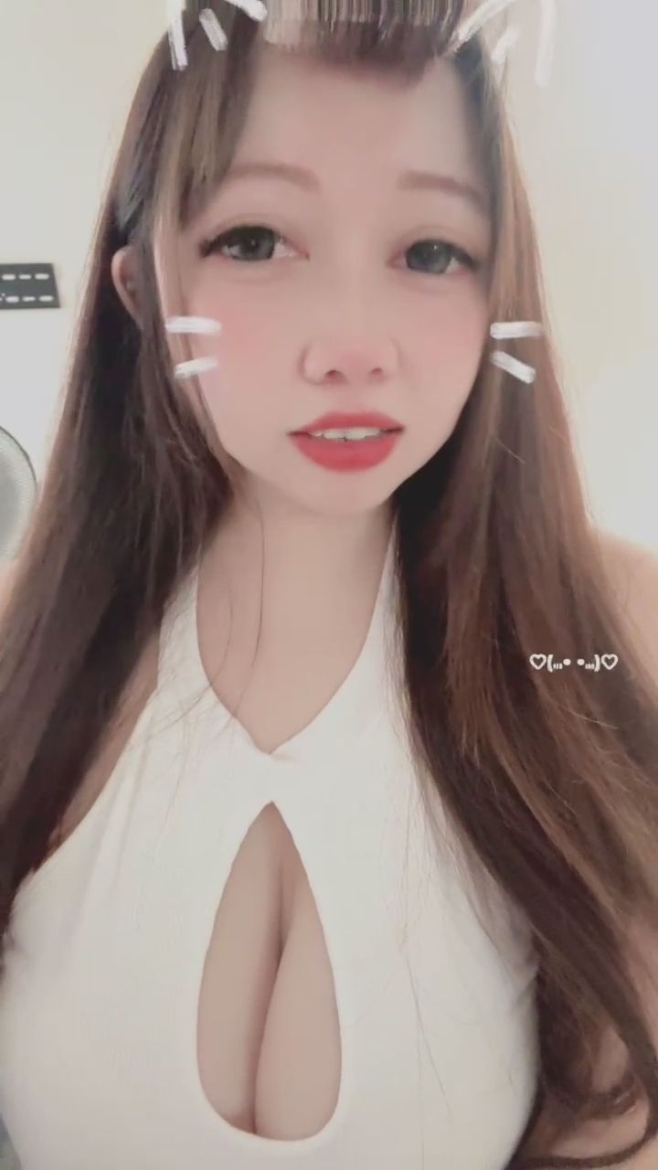  : 俏皮眨眼加上一點點小性感，今晚陪我聊天嗎？😉 #舌環 #性感主播 #俏皮
