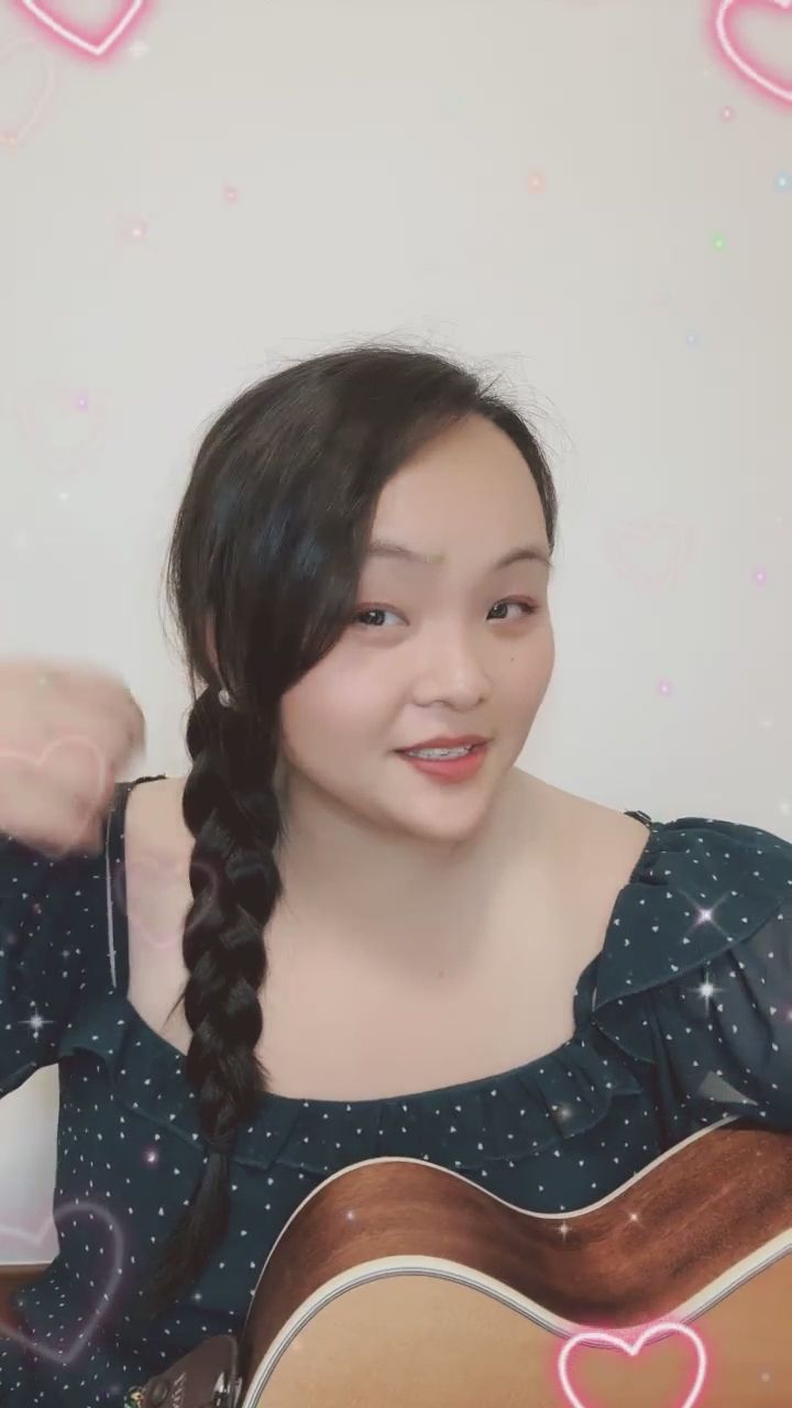  : 唱完歌的開心時刻，想把這份笑容分享給你！🥰🎸 #甜美笑容 #音樂互動 #心動