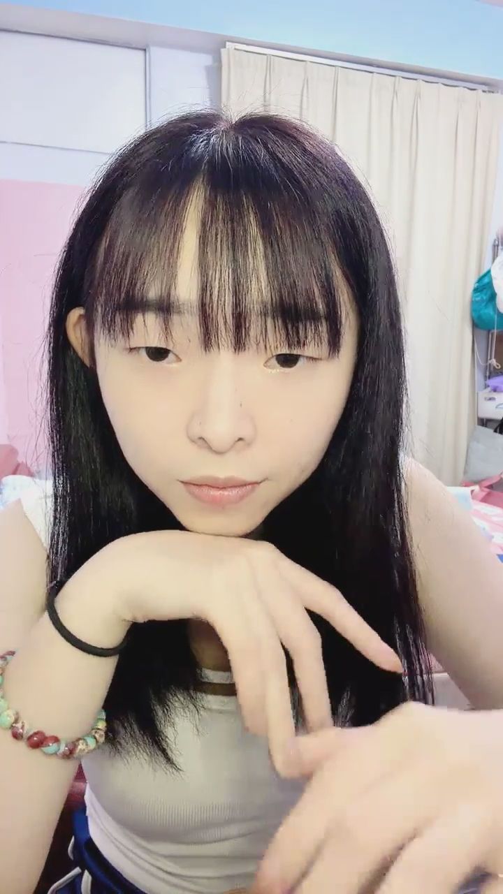  : 近距離的眼神交會，撩髮瞬間太迷人✨ #撩髮 #甜美互動 #心動瞬間