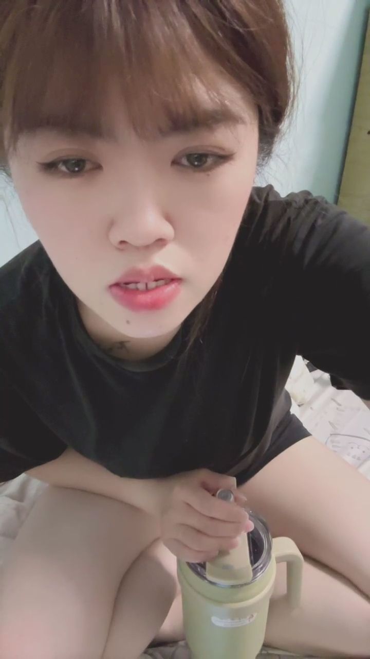  : 被我發現你在偷看了喔～快過來陪我吧！💦👀 #居家 #女友感 #心動瞬間 #私密日常