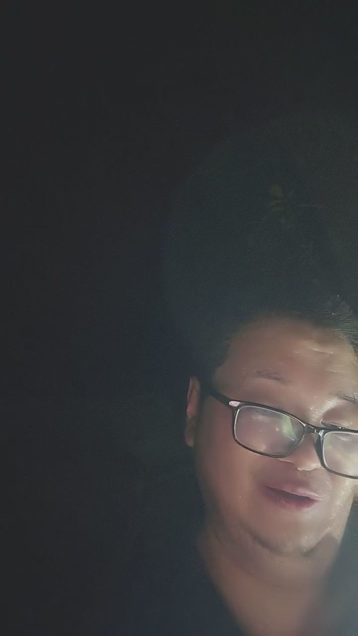 a125824274 : 大汗淋漓的深夜直播，你有看到背後那隻巨大的訪客嗎？😨🕷️ #深夜直播 #突發事件 #驚悚瞬間