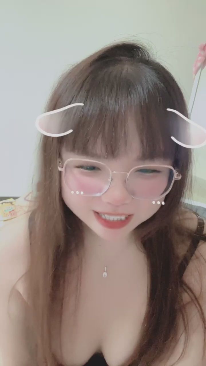  : 忍不住想靠你更近一點，有感受到我的心跳嗎？💖 #深V #近距離 #甜美日常