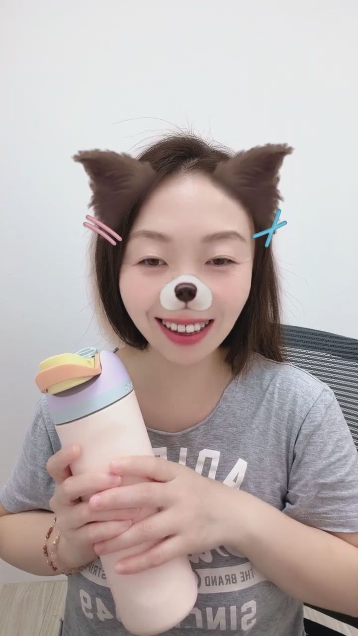  : 今日份的可愛已上線！來看看我和新水壺的連拍～📸✨ #可愛互動 #萌系女孩