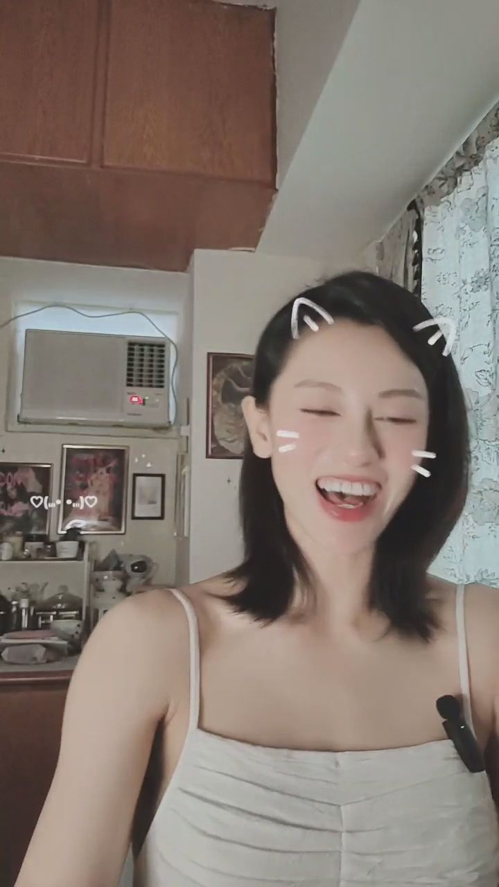  : 想知道我在你耳邊悄悄說了什麼嗎？快靠過來聽聽... 🤫✨ #貓耳女孩 #私密占卜 #心動瞬間