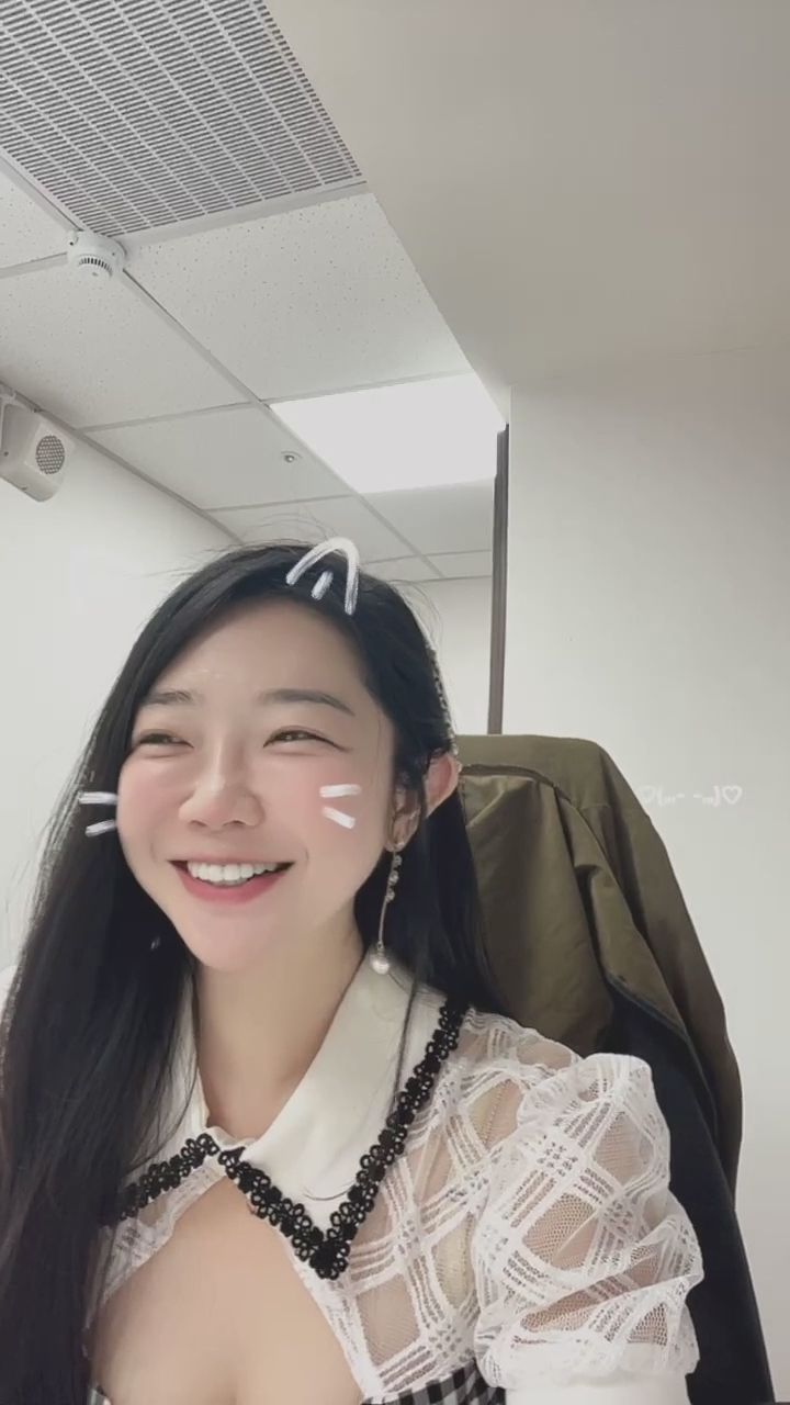  : 當我還在時🥹你們都不見了😭強顏歡笑😬