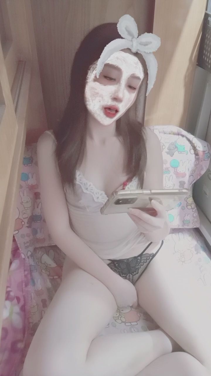  : 重溫少少昨日直播🤫😙 邊個冇來解鎖返🌝
居家放鬆時刻，輕拉上衣展現自然魅力 ✨ #居家日常 #小蠻腰 #休閒穿搭