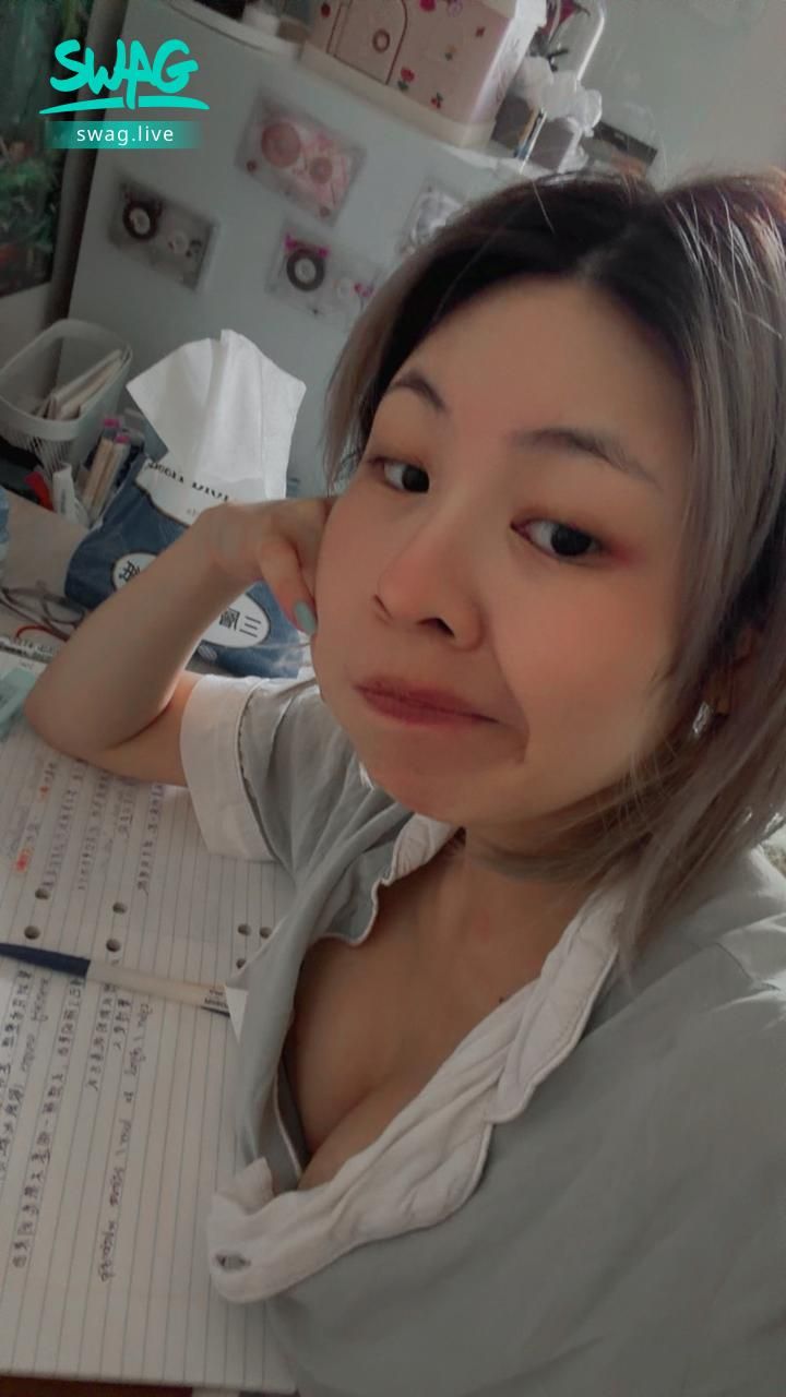  : 好累好累🫣讀到好累><誰要一對一陪我😈 #私訊 #日常 #露臉 #可愛 #性感 #奶