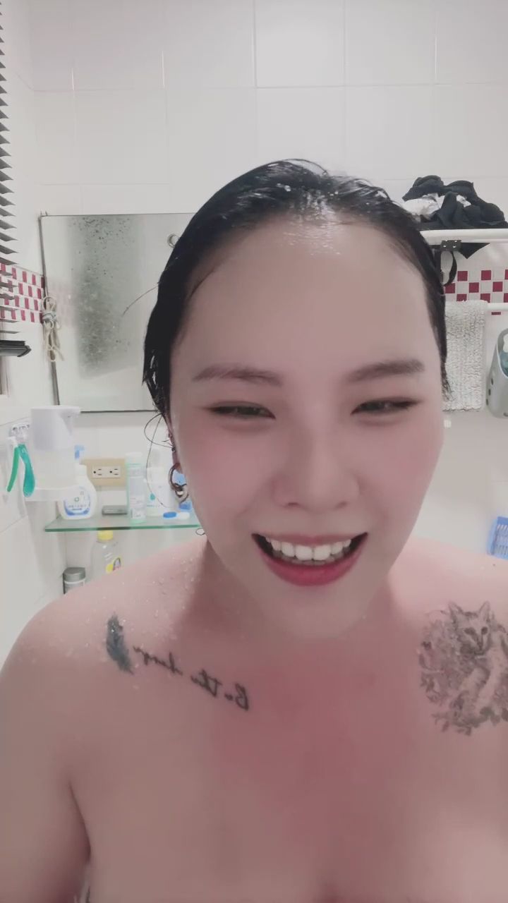 ee971014 : 溫柔的指尖滑過肌膚,淋浴時的極致感官享受 ❤️🔥 #近距離特寫 #沐浴時光 #性感撫摸