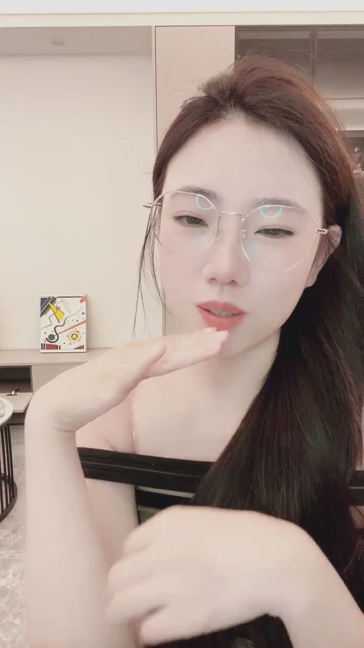  : 準備好接收我的飛吻了嗎？這波放電誰擋得住！💋✨ #甜美互動 #心動瞬間 #飛吻
