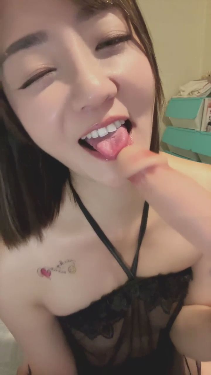  : 黑紗透視下的濕滑深處誘惑，靈活的小舌頭👅這誰頂得住？💦😈 #透視裝 #黑紗 #深喉誘惑