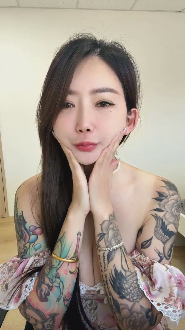 arielbb : 今日份的可愛已超標,快來捏捏臉!🥰 #可愛互動 #甜美 #直播日常