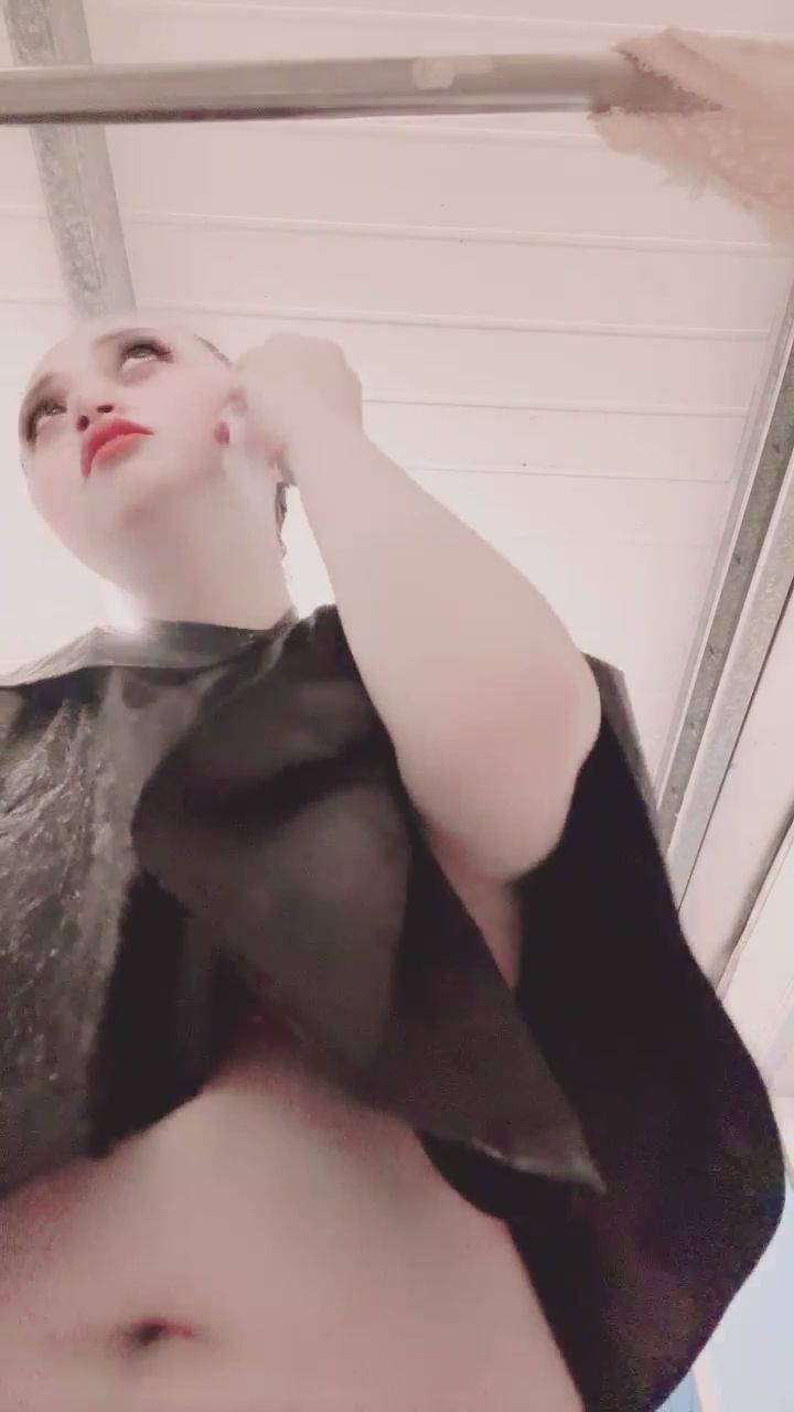  : 染髮最後的整理動作，這個角度最迷人！😈 #居家日常 #低視角 #性感Babe