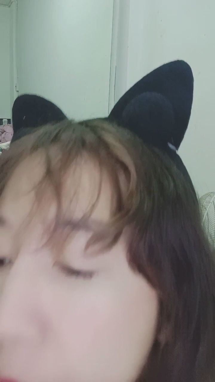  : 戴上貓耳來施點小魔法 🐱✨ 被我的笑容融化了嗎？ #貓耳 #實況精華 #直播 #可愛 #互動