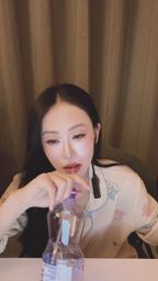 cla0173 : 就這樣靜靜看著你,連喝水都充滿誘惑力💋 #私密視角 #心動瞬間