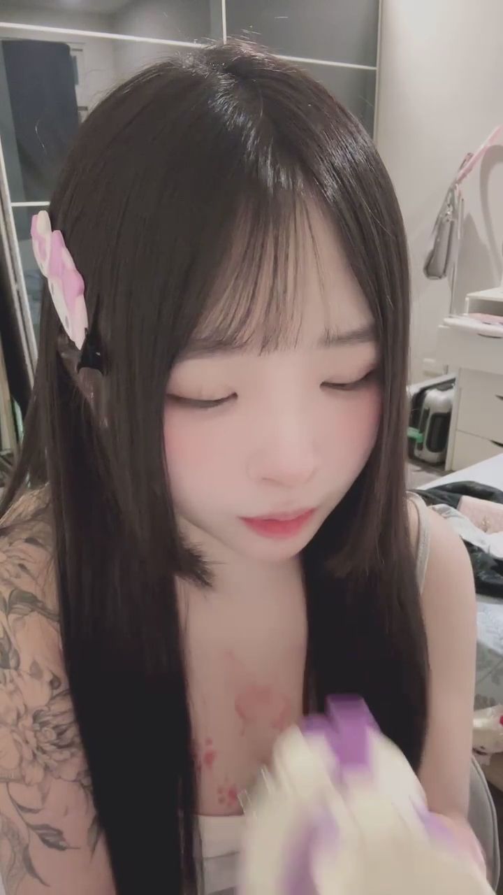  : 這麼近的距離，你還能專心嗎？❤️ #近距離 #鎖骨 #眼神交流