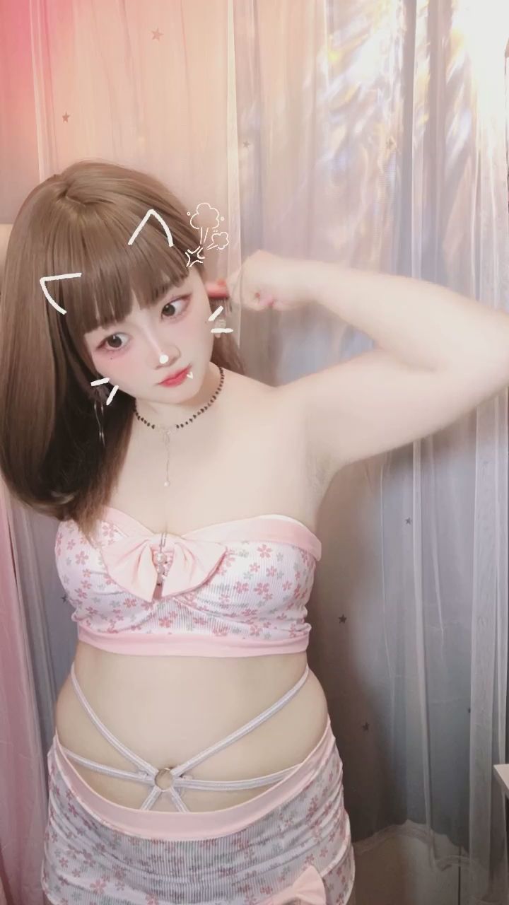 ane8565 : 溫柔俯身靠近鏡頭,讓你清楚看見每一個細節✨ #甜美日常 #近距離 #心動瞬間
