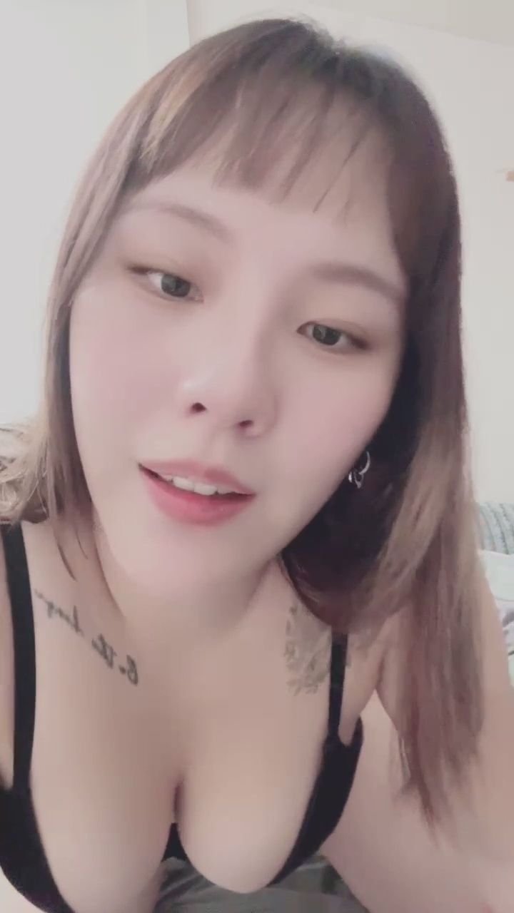 ee971014 : 黑色內衣的床邊視角，哪個姿勢最讓你心動？ 🖤🔥 #黑色內衣 #性感曲線 #誘惑視角