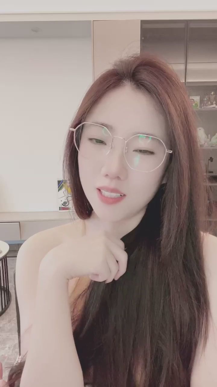  : 指尖輕撫臉頰，想成為被她溫柔注視的那個人嗎？🥰 #溫柔 #鄰家女孩 #笑容 #直播精華