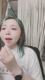 piffydream : 精緻妝容的最後一步,這抹水潤雙唇你心動了嗎?
#唇釉 #美妝特寫 #放電 #紅唇