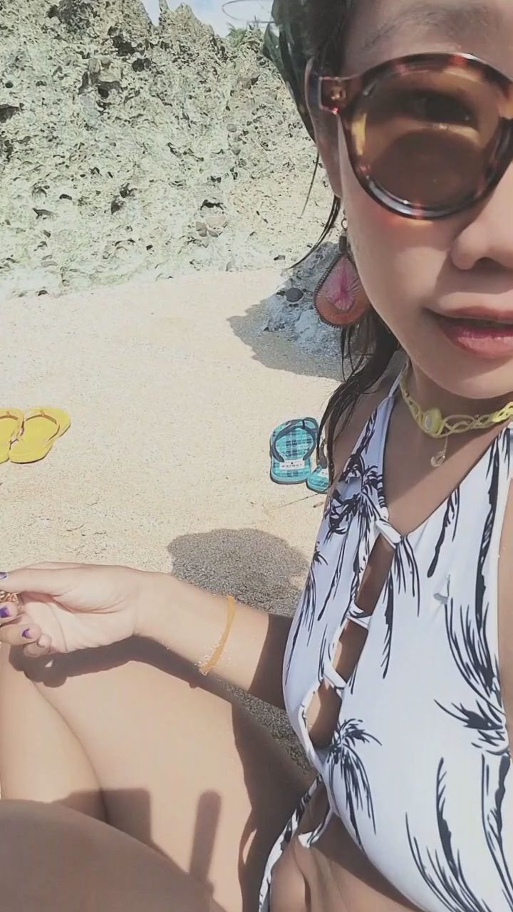  : 在海灘上忙甚麼？ #甜美微笑 #近距離互動 #夏日微風 #迷人視角