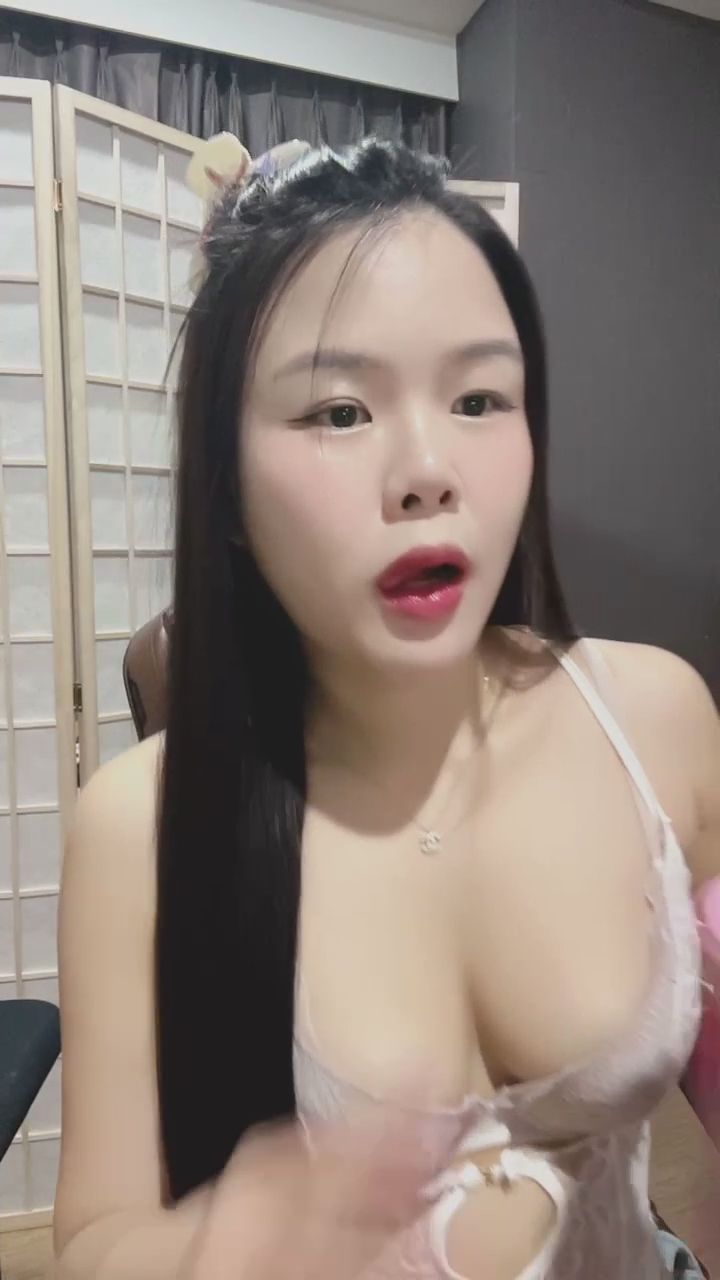  : 喝水休息一下！靠近鏡頭的瞬間有沒有心跳加速？💦 #蕾絲 #喝水日常 #心動