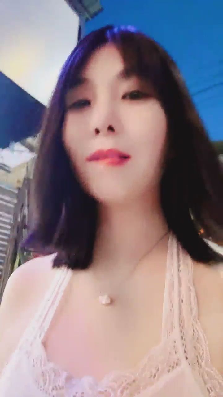 facai668 : 深夜街頭的專屬視角,這調皮的小舌頭你受得了嗎?👅😈 #男友視角 #街頭漫步 #純慾風