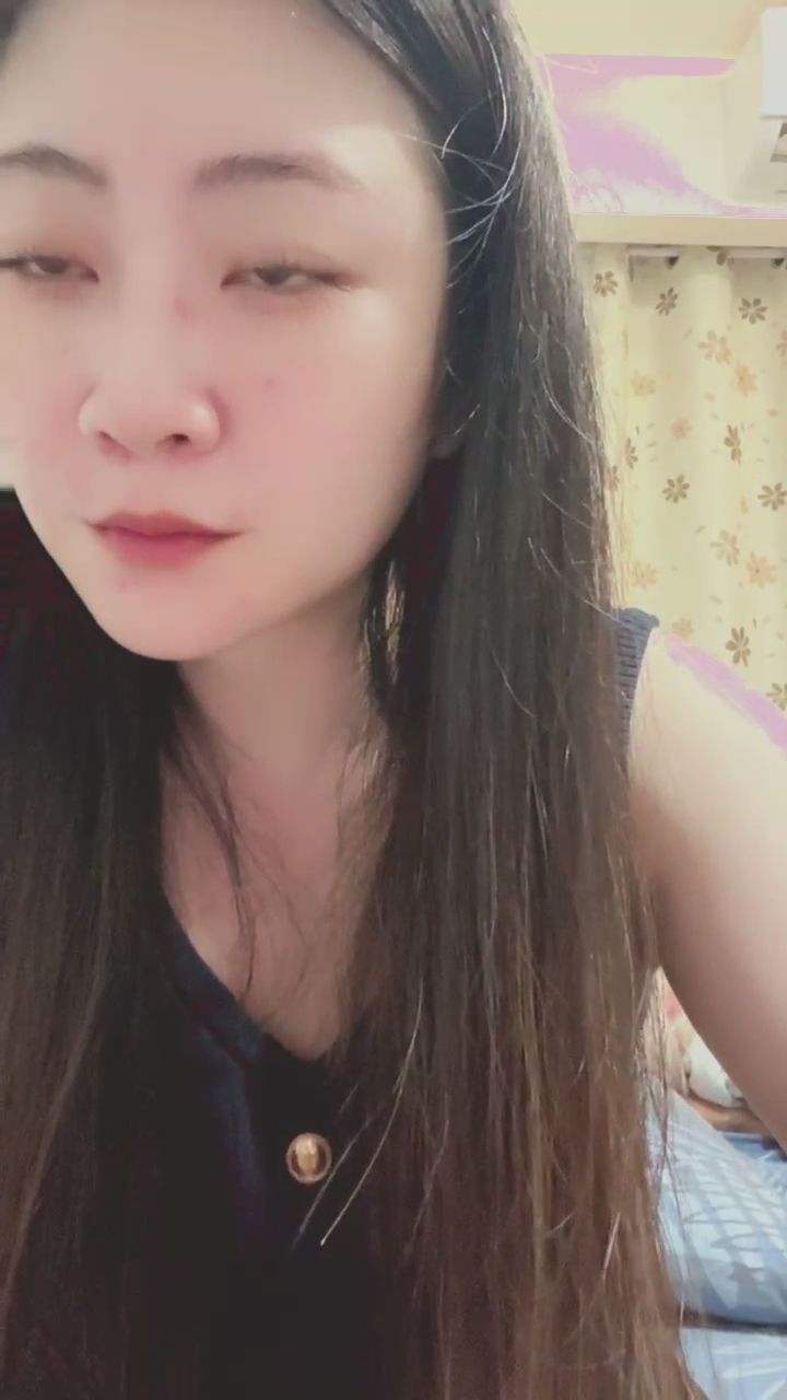 livybaby : 這一抹紅唇與指尖的誘惑,你心動了嗎?💋✨ #心動瞬間 #性感 #誘惑 #直播日常