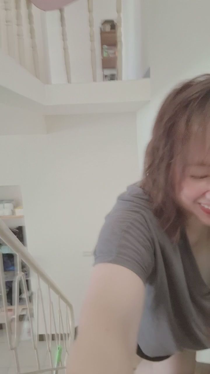  : 這樣擦地板，你還能專心嗎？😜 #居家視角 #深V誘惑 #調皮日常