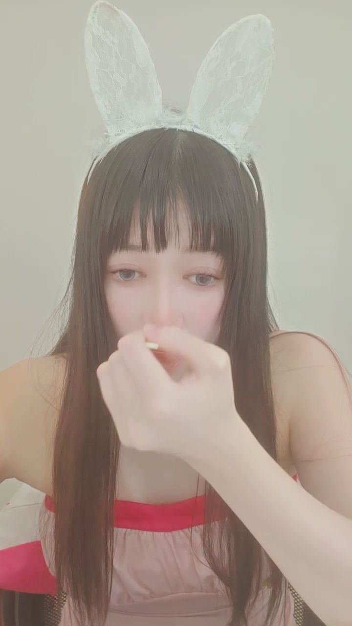 uandmint_787 : 每一口都是極致的誘惑...✨ #特寫 #兔耳女孩 #吃甜點