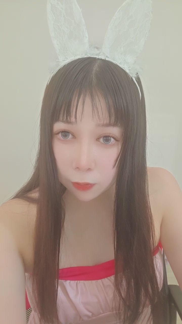  : 乖乖張開嘴巴，餵你吃一口哦～ 🥄💖 #第一視角 #親密互動 #兔女郎