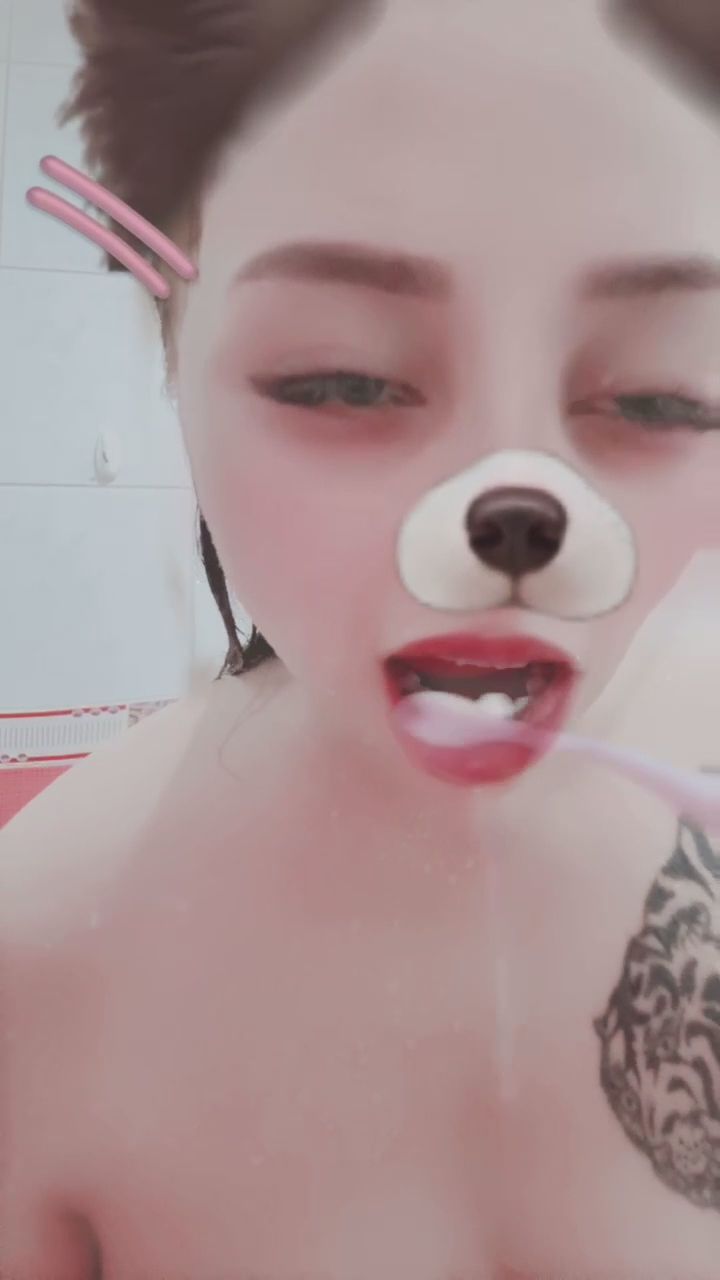  : 剛洗完澡的刷牙時間，滿滿的泡沫等你來看🚿🫧 #沐浴日常 #私密時光 #女友感Babe