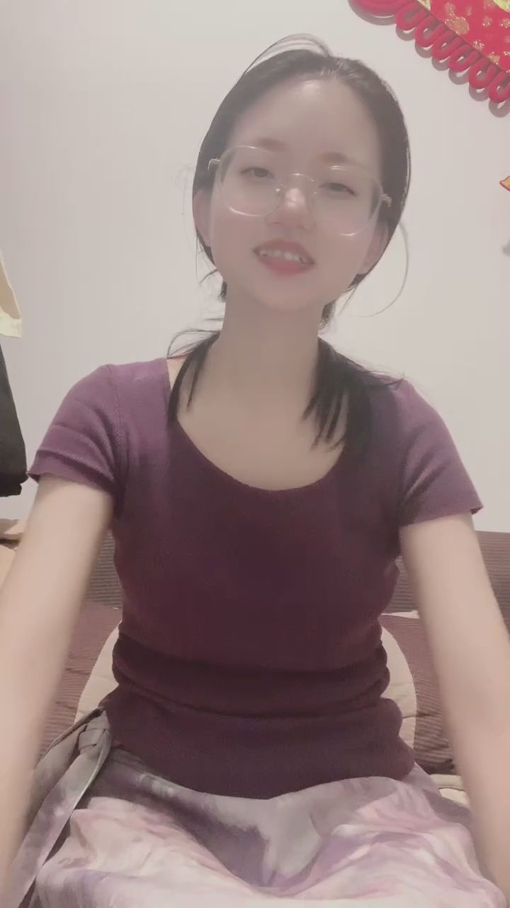ran123_ : 這眼鏡娘的近距離凝視也太甜了吧！最後那個對視你心動了嗎？👓✨ #眼鏡娘 #甜美笑容 #近距離對視 #心動瞬間