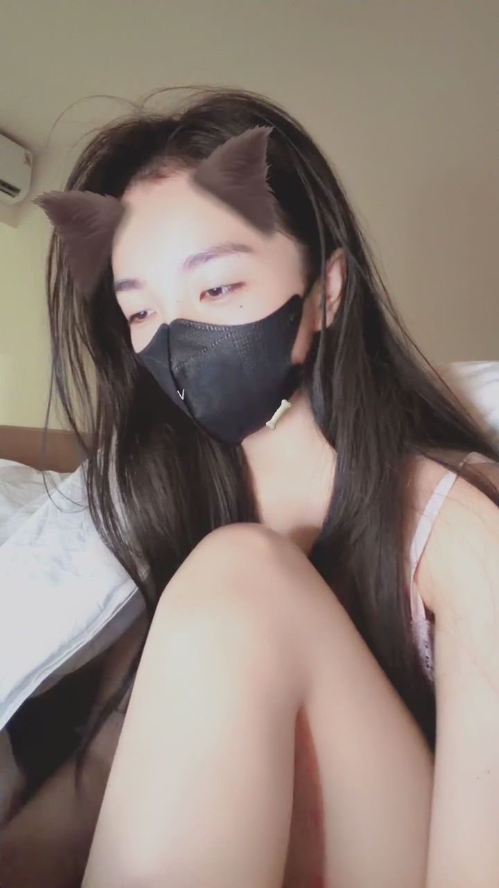 yinmi181119 : 口罩也藏不住的笑意~居家慵懶的嬌羞電眼看過來👀 #嬌羞 #電眼 #日常