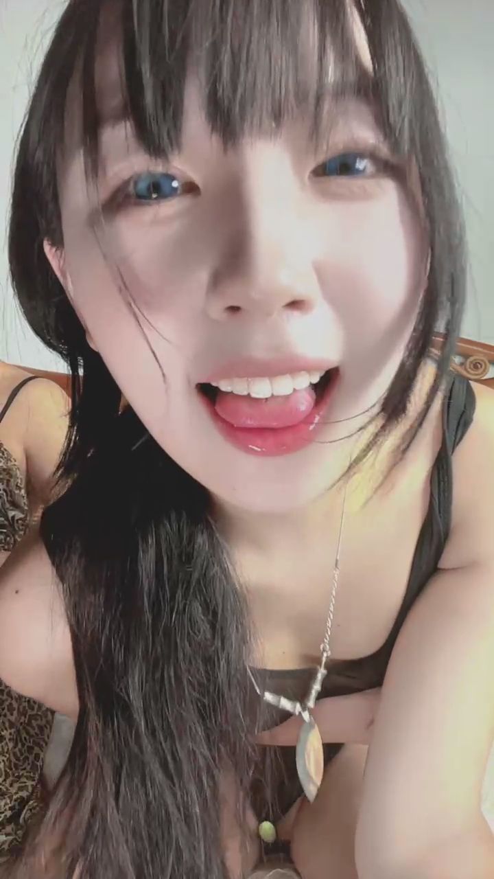  : 黑紗下的極致魅惑，舌尖與眼神的雙重夾擊 😈 #透視黑紗 #性感挑逗 #舌尖誘惑