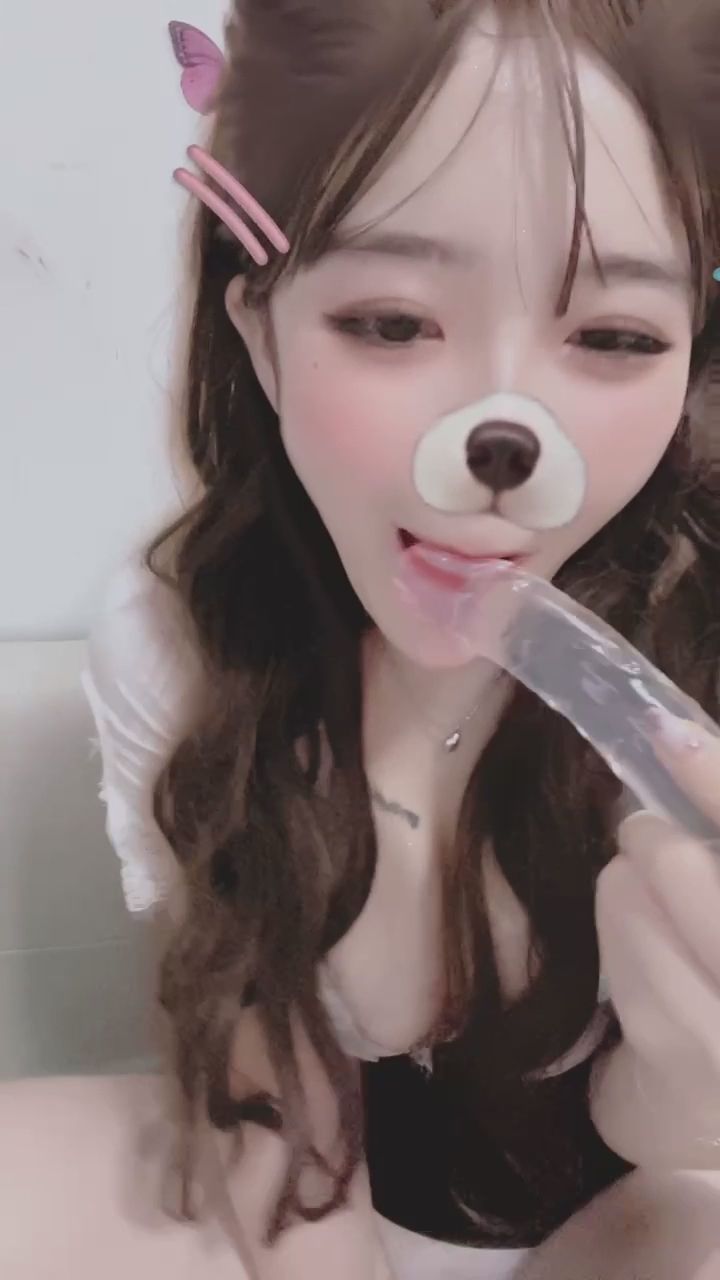 : 舌尖上的透明誘惑，這隻小貓咪太會了 🐱👅 #貓耳 #舌尖挑逗 #玩具互動