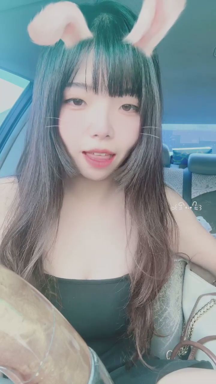 mei101010 : 咬手指與無辜眼神的極致誘惑，這種心動感你抵擋得住嗎？🐰💋 #性感少女 #車內互動 #心動瞬間