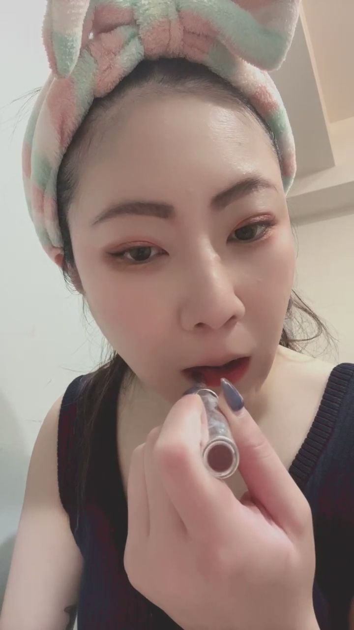 livybaby : 迷人紅唇的誕生過程💄，專注上妝的瞬間！ #化妝 #紅唇特寫