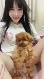 yao0117 : 誰想當那隻被抱著的狗狗?🐶❤️ #居家日常 #寵物互動 #心動瞬間