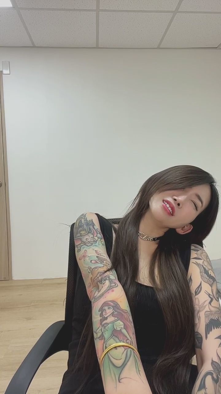 arielbb : 這種迷離的表情誰受得了？每一秒都在挑逗你的神經... 🔥 #極致誘惑 #仰頭喘息 #心跳加速
