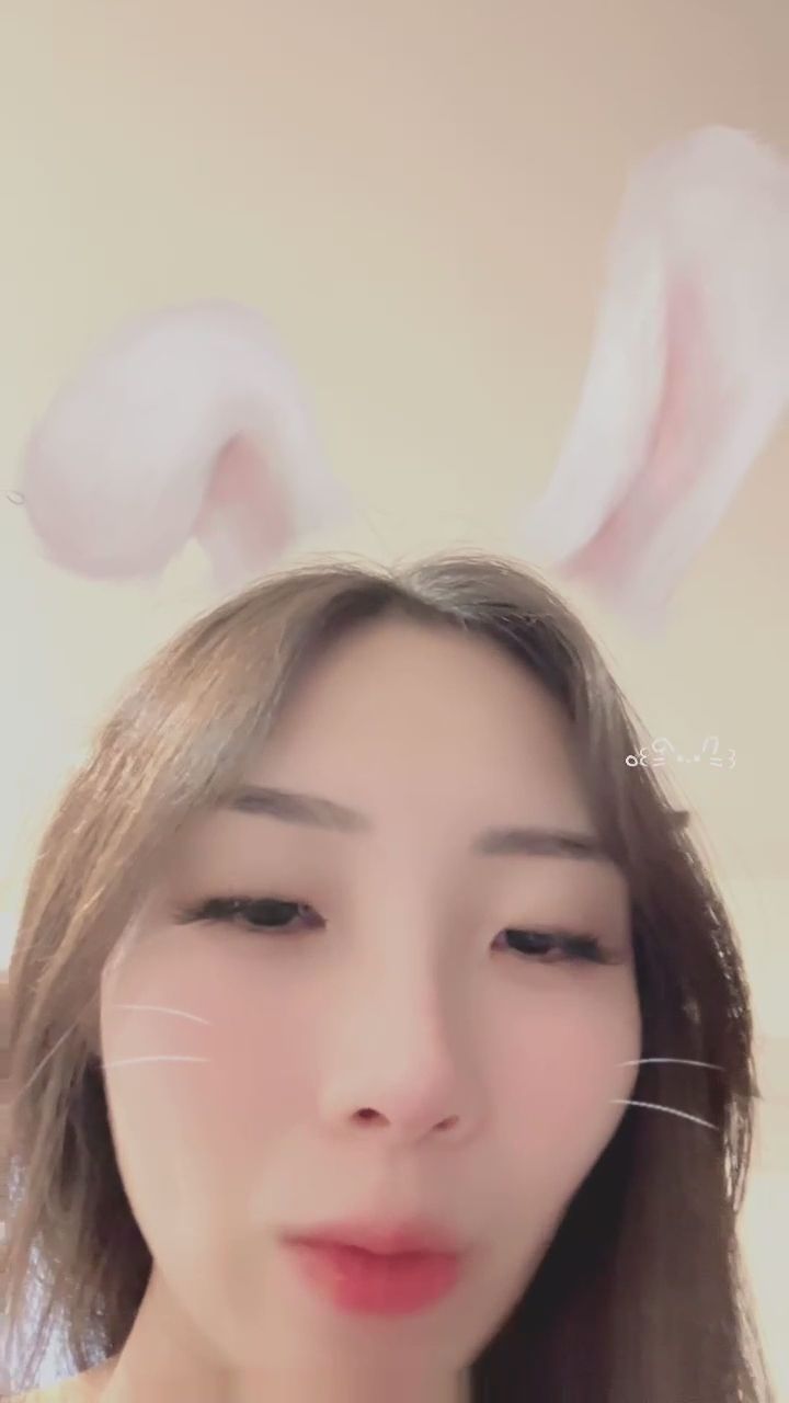 yo225250 : 靠得這麼近，你的心跳有為我加速嗎？🐰🔥 #心跳加速 #性感挑逗