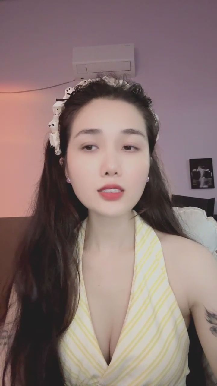 yausie : 離我再近一點，感受我的心跳與呼吸...🤫💕 #女友感 #心動瞬間 #私密對話 #直播日常