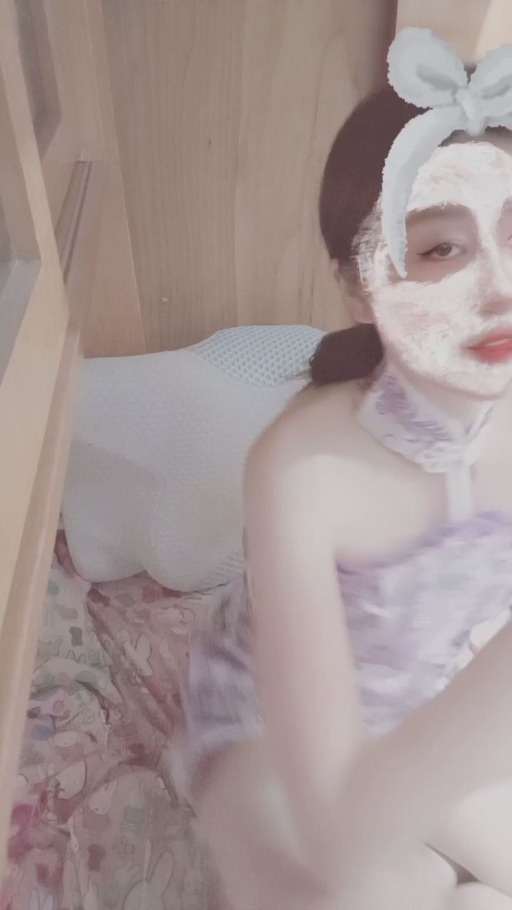 : 旗袍開播日 咁啱講緊英文🤣
居家保養的放鬆時刻，靠近鏡頭來跟你們聊聊天！✨ #居家 #日常 #保養 #互動